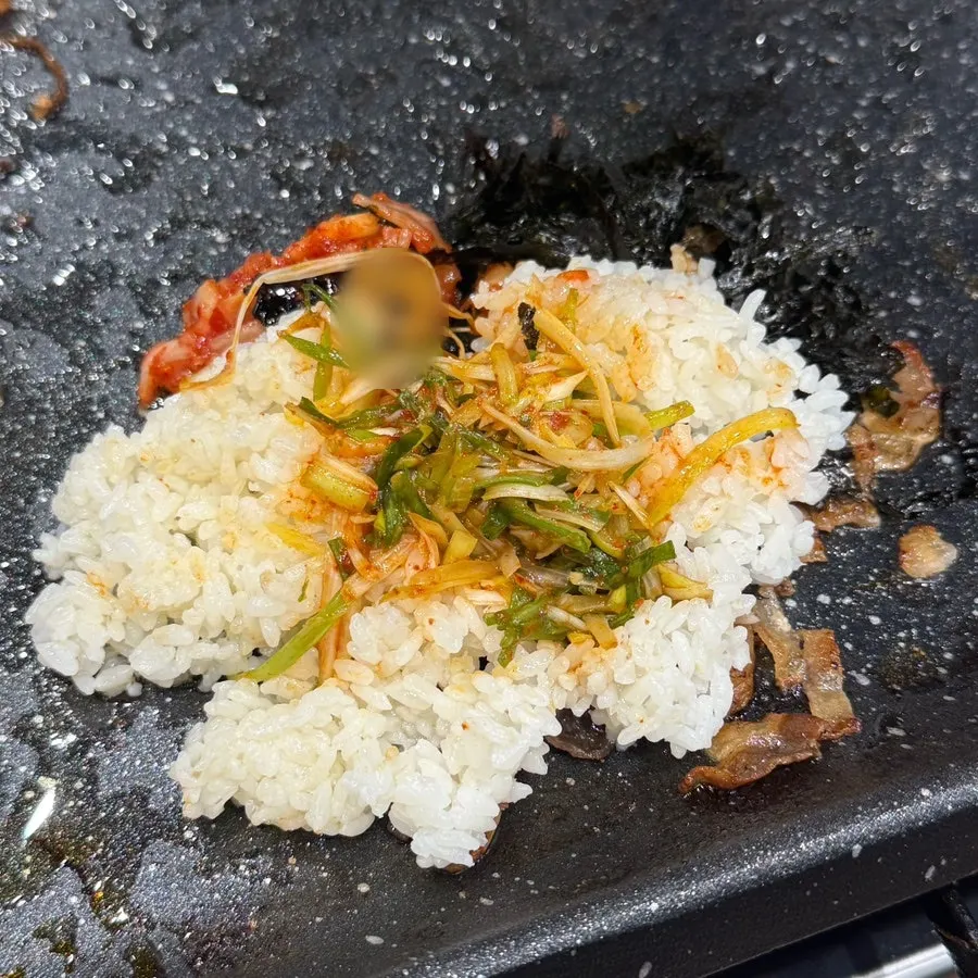 노릇하게 구워진 버섯과 고기