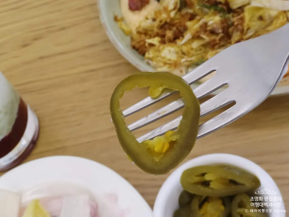 맵싹한 맛이 느껴진 샐러드 한입