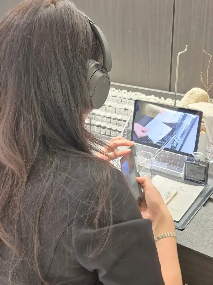 향수 배합 방법을 알려주는 영상 화면