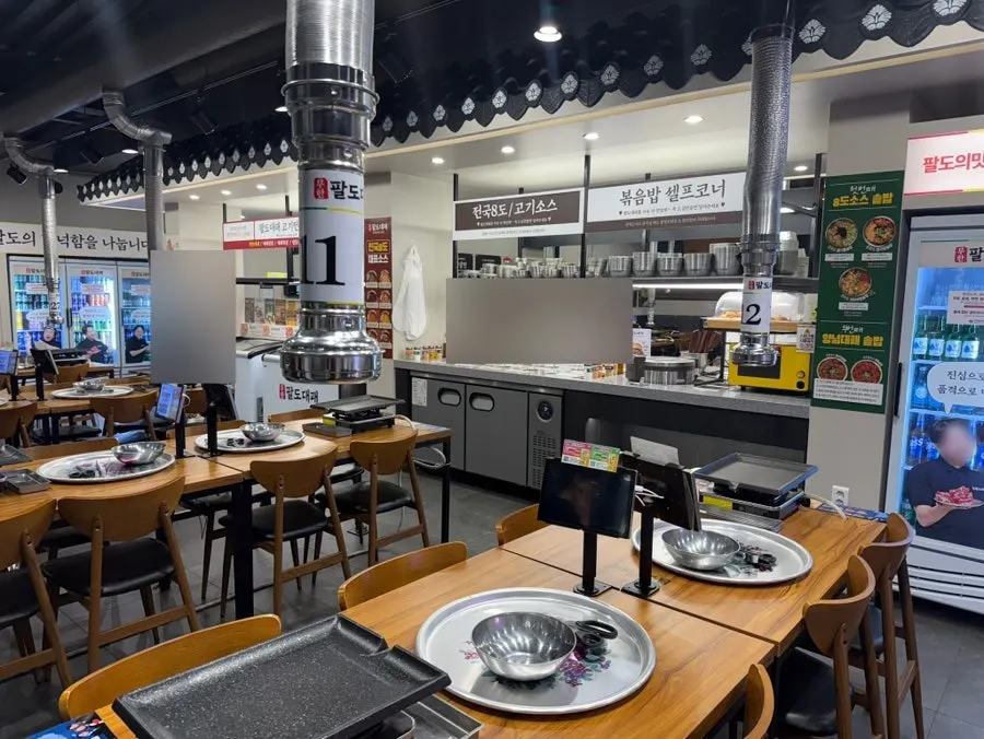 Interior tables arranged around the self-bar