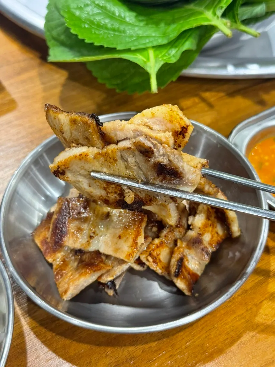 Pork shoulder and pork belly grilling in turns