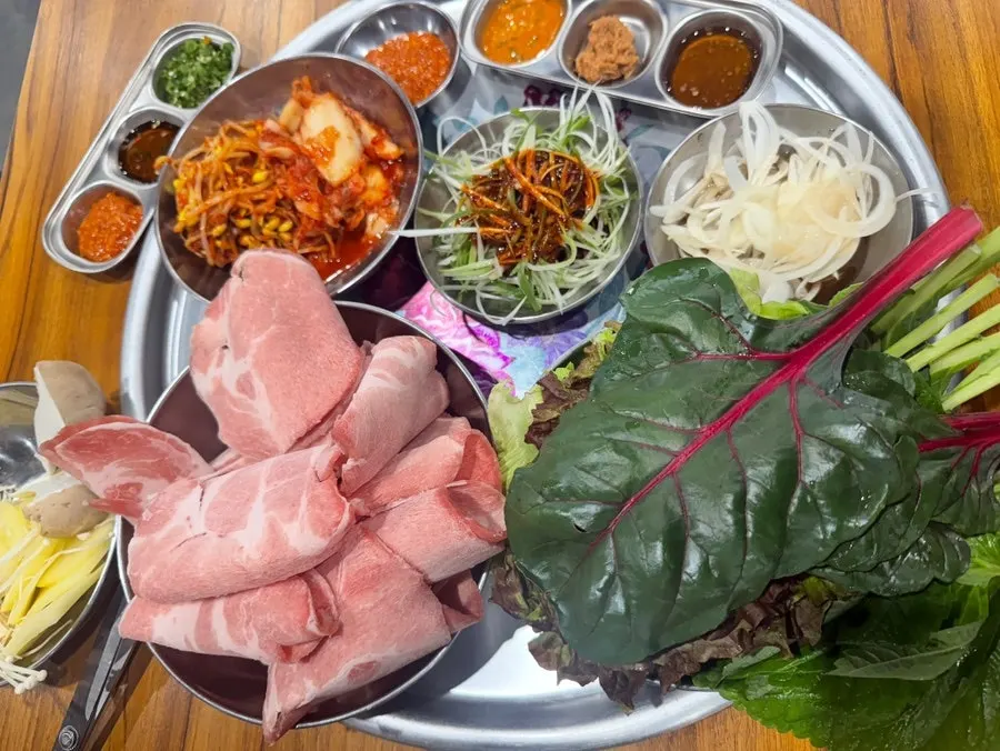 A full meal of all-you-can-eat meat and accompaniments