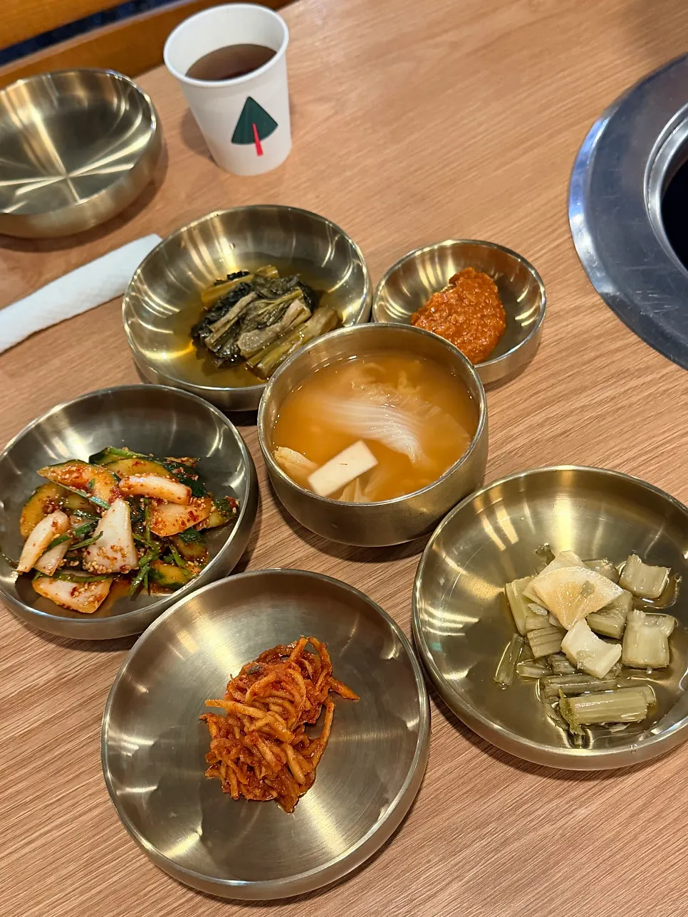 돼지세트와 한우 메뉴가 적힌 무진연탄 메뉴판