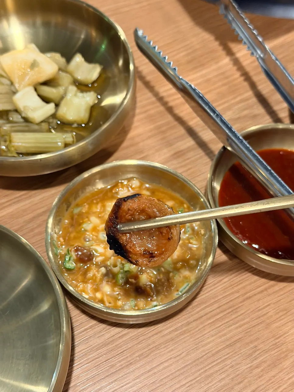 연탄에 초벌된 곱창 소금구이