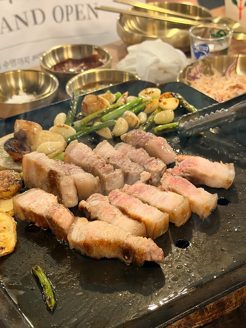 초벌해 나온 무진연탄 삼겹살