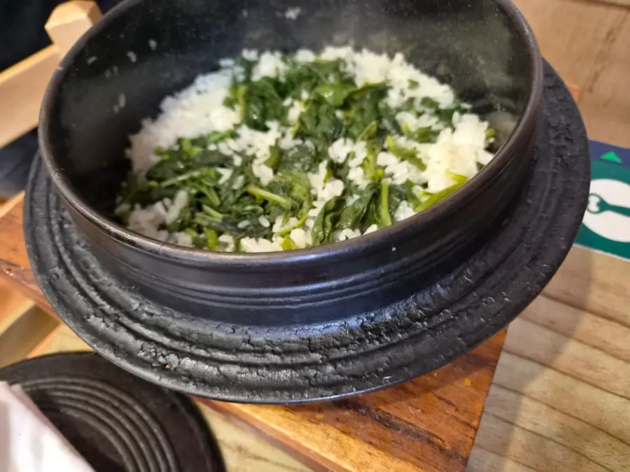 리필 가능한 된장찌개와 기본 반찬