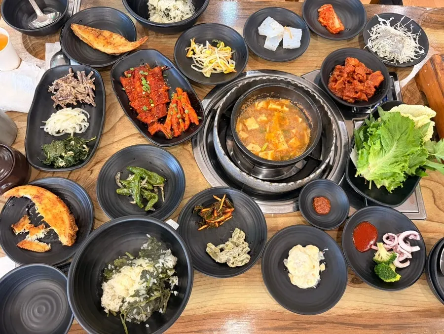 Full table of 12 banchan for the special set