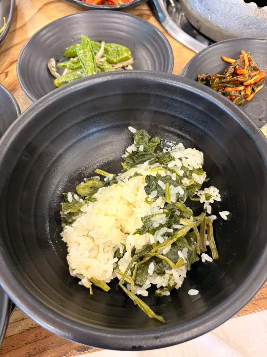 Opened lid revealing the gondre cauldron rice