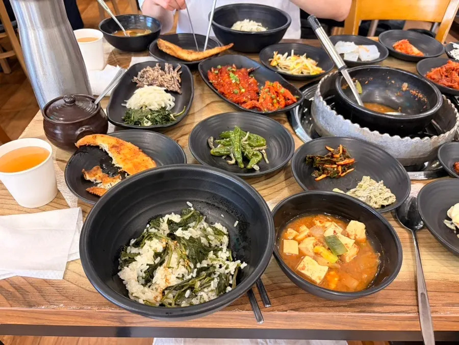 Warm gondre-bap scooped into a bowl with side dishes