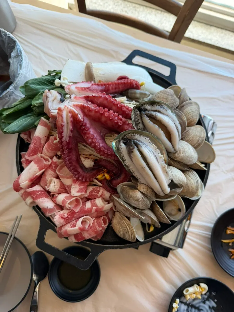 Seafood grill with live abalone and thin-sliced beef