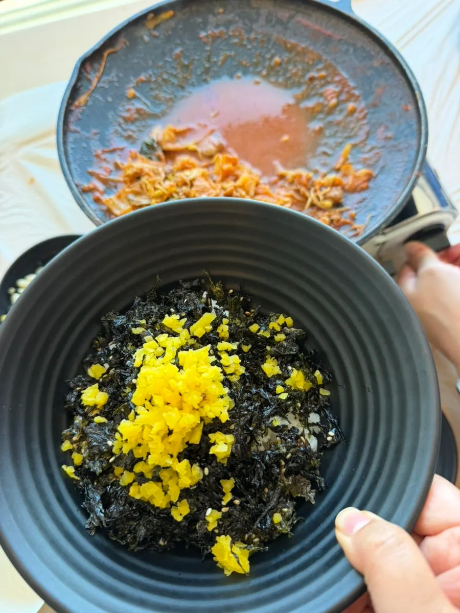 Fried rice stir-fried in the griddle seasoning