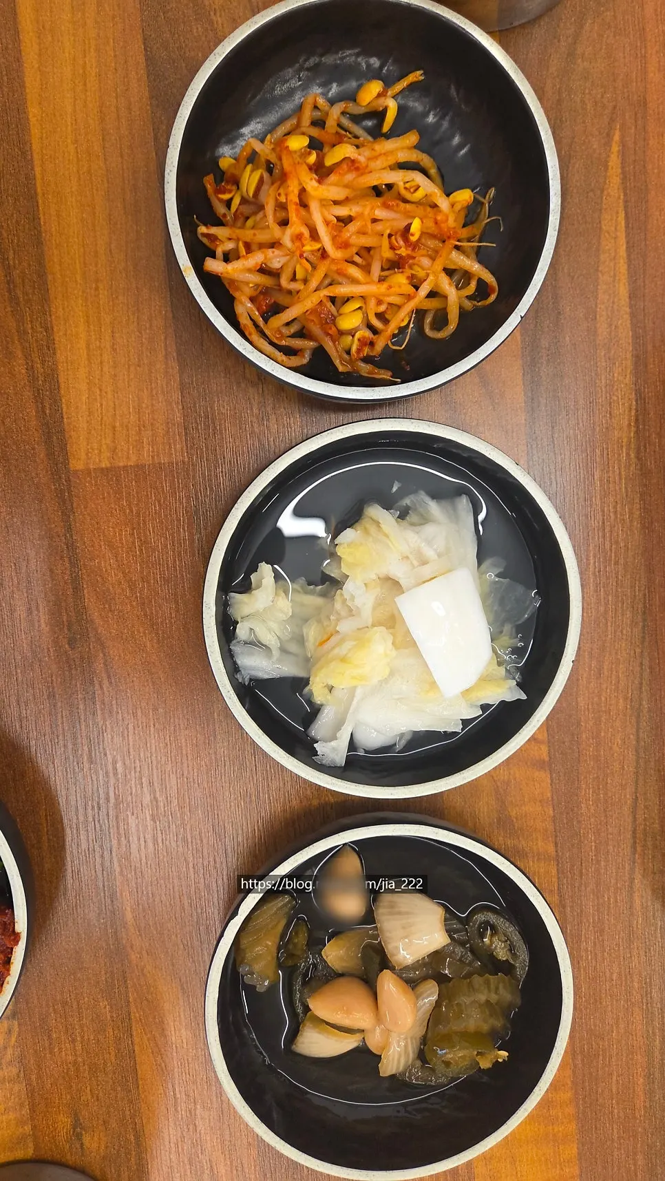 콩나물무침과 백김치, 장아찌 밑반찬 3종