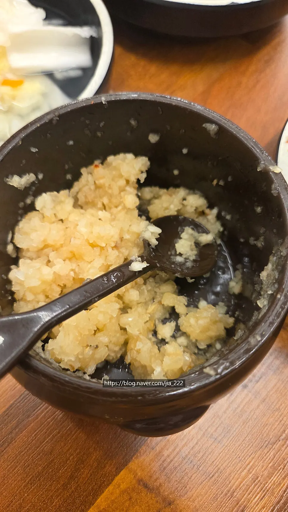 소스에 넣어 먹는 다진 마늘 한 종지
