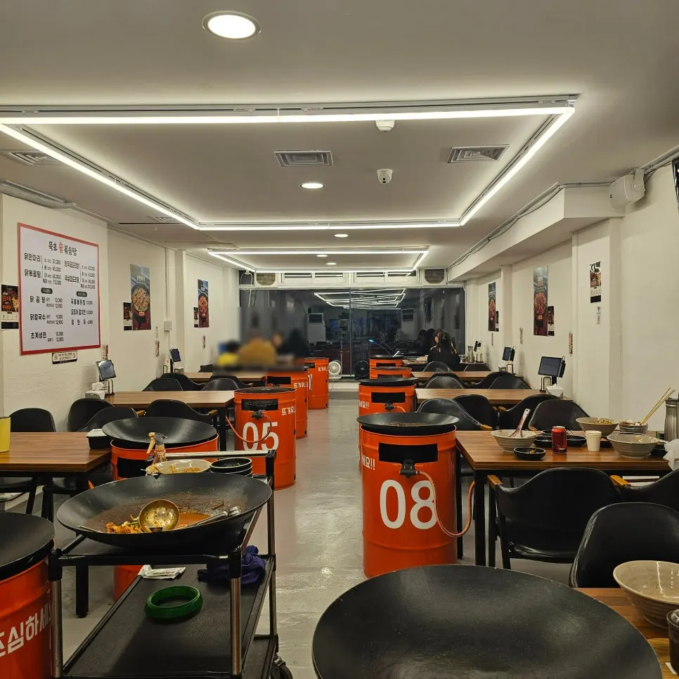 Interior and seating at Mukho Sotbokkeumtang