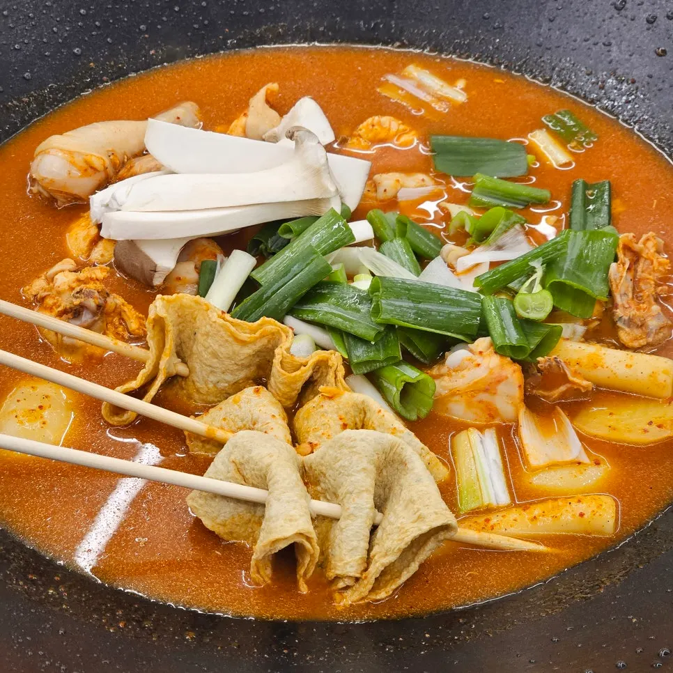 Long rice cakes and fish cake in the dakbokkeumtang