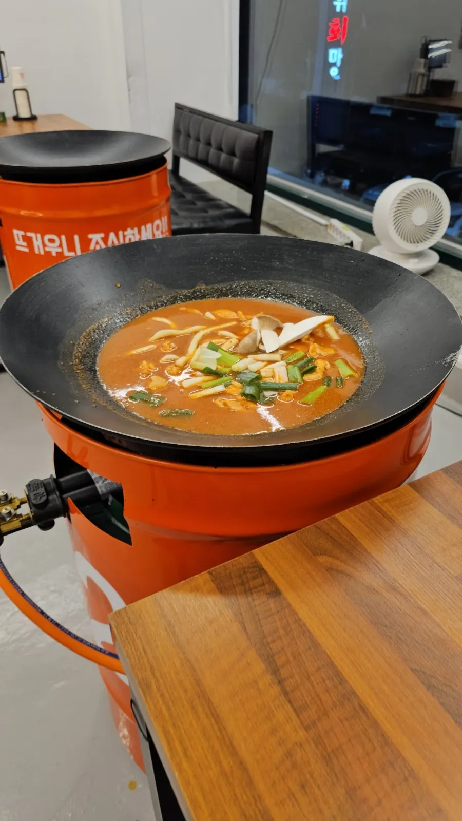 닭볶음탕과 점심 메뉴가 적힌 태블릿 키오스크 화면