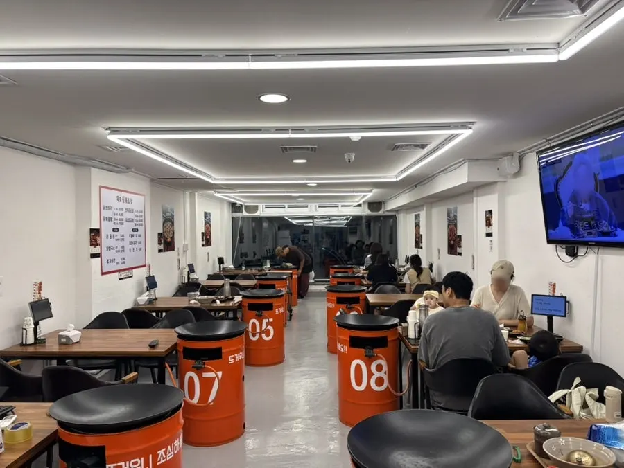 테이블에 차려진 닭볶음탕 솥과 원산지 표시