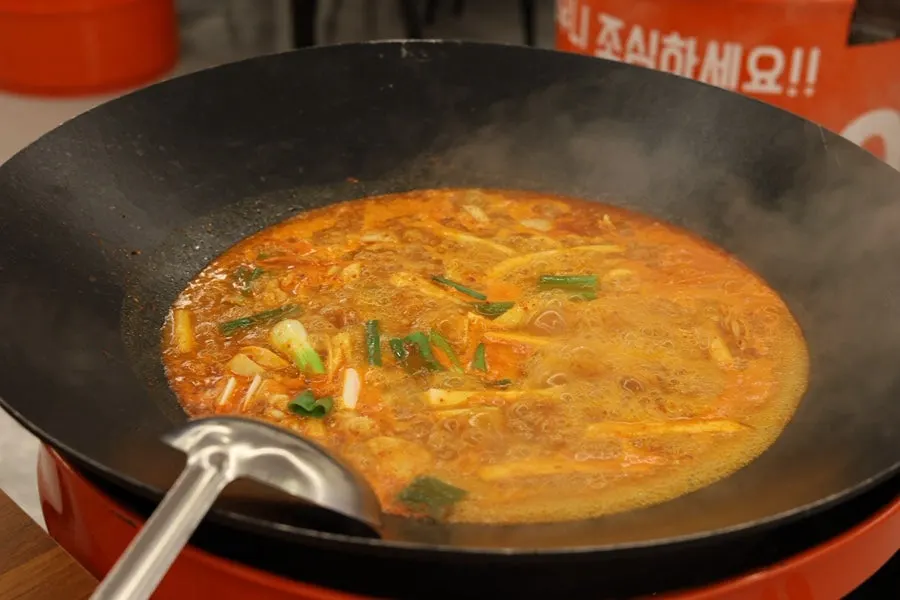 잘 조려진 닭볶음탕 솥 클로즈업