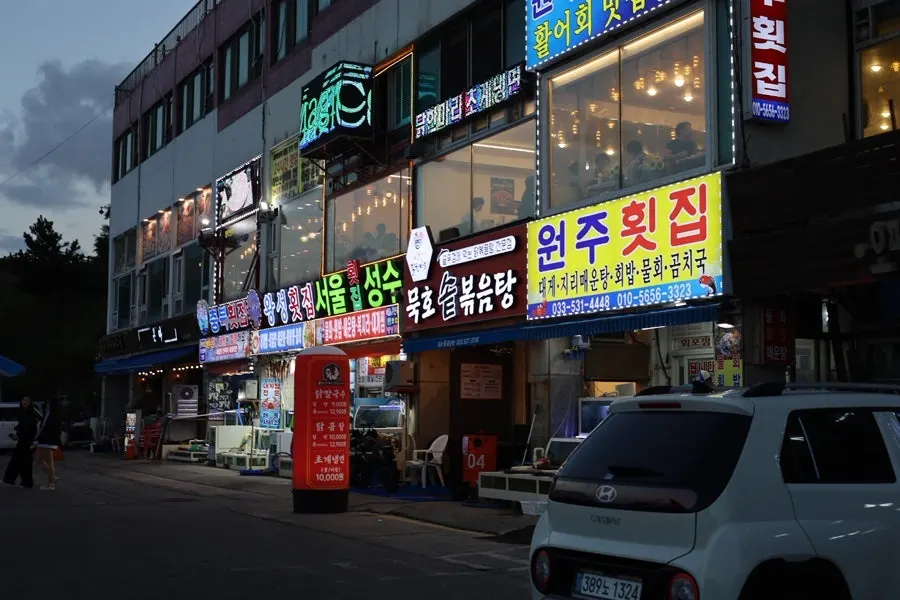 먹기 좋게 덜어낸 닭볶음탕 한 접시