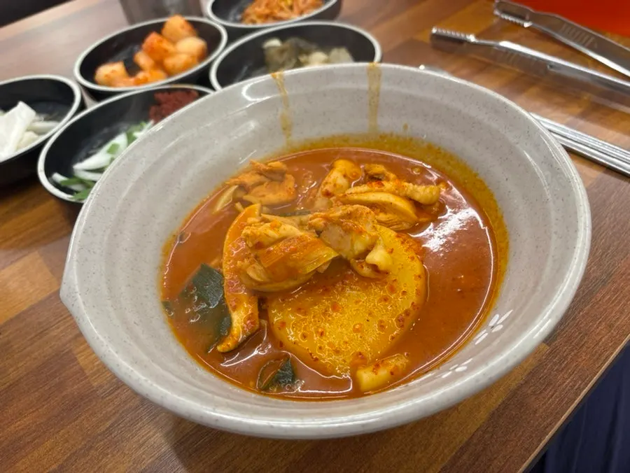 거의 비워진 닭볶음탕 솥
