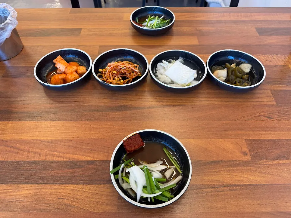 깍두기 콩나물무침 백김치 기본찬