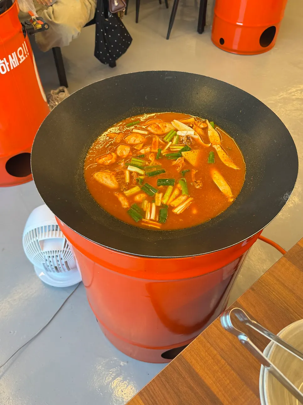 즉석에서 끓고 있는 솥뚜껑 닭볶음탕