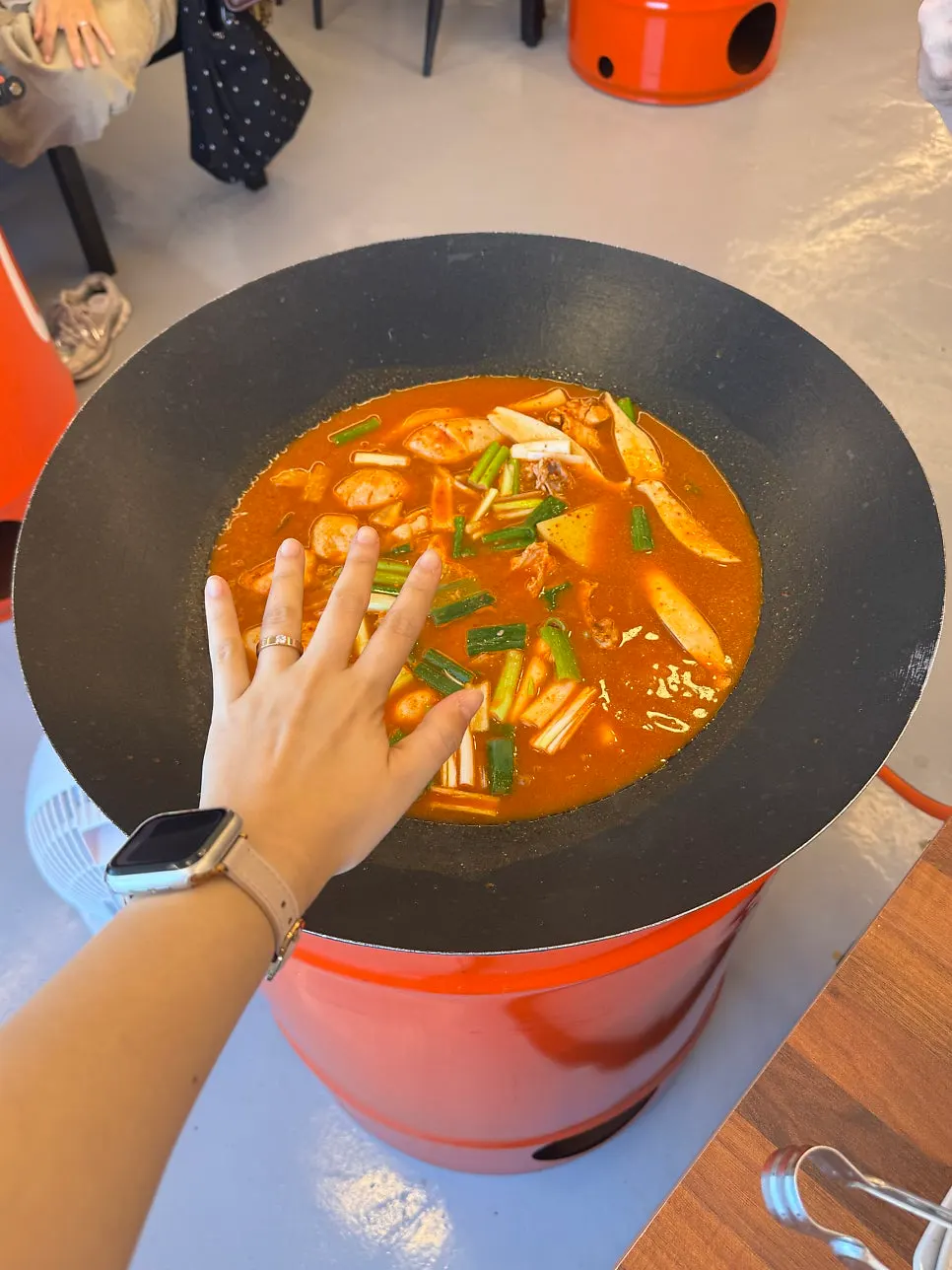 손과 크기를 비교한 큼직한 솥
