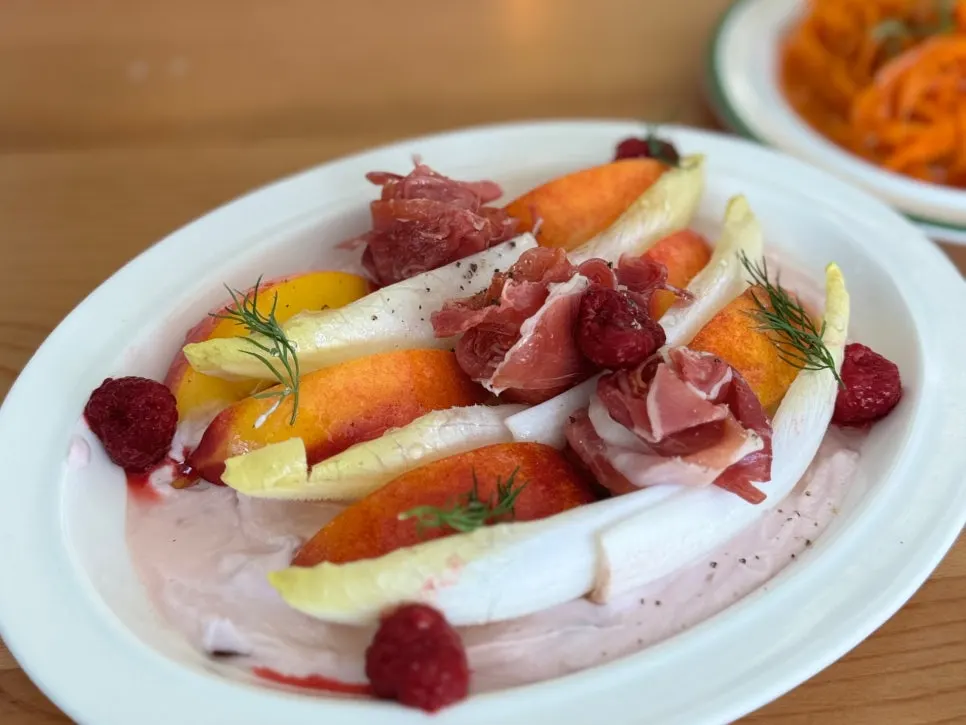 Mediterranean-style brunch space at Meolmeol Pangyo