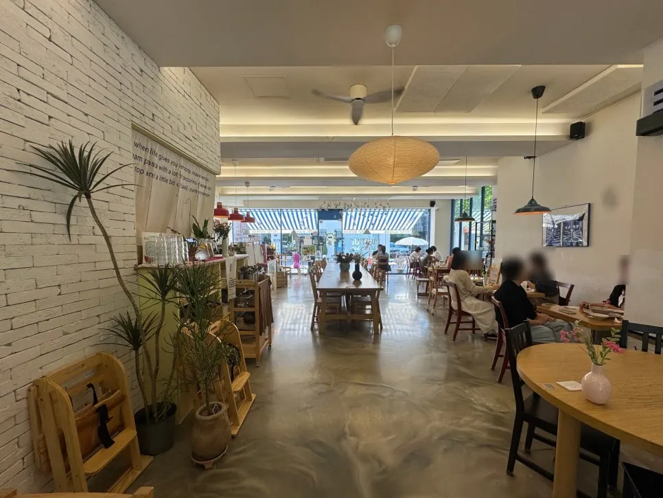 Mediterranean-feel interior of Meolmeol Pangyo