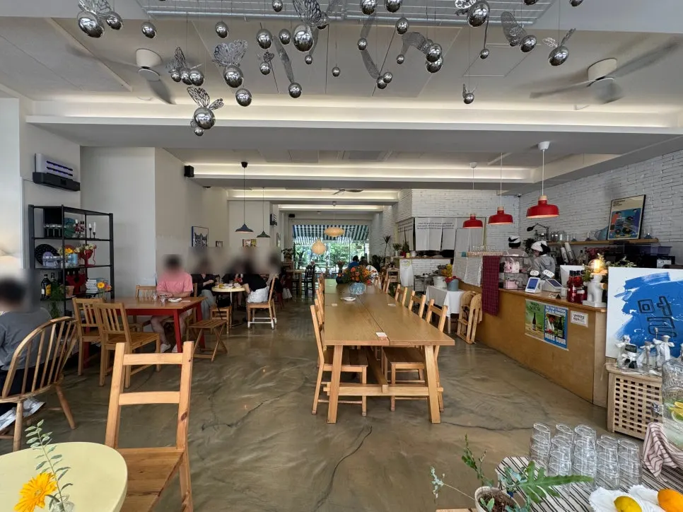 Meolmeol Pangyo dining hall with wide table spacing