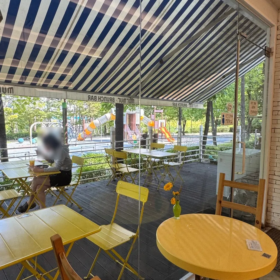 Outdoor terrace table at Meolmeol Pangyo