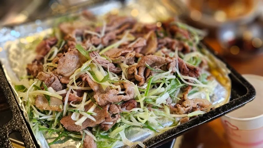 A mountain of charcoal scallion bulgogi
