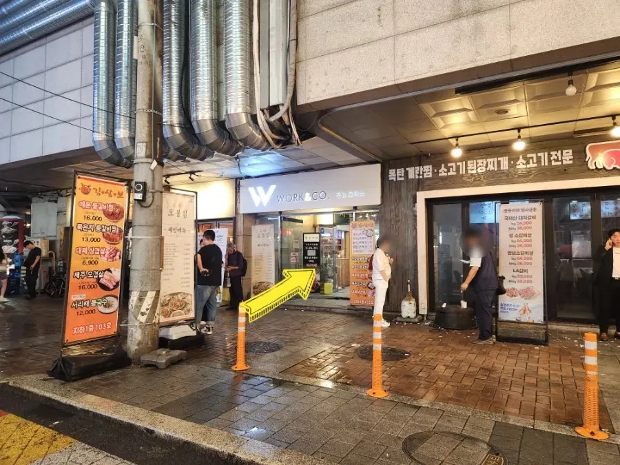 Passage of Kolon Science Valley 2 building and entrance to Mulgogijari Guro Digital branch