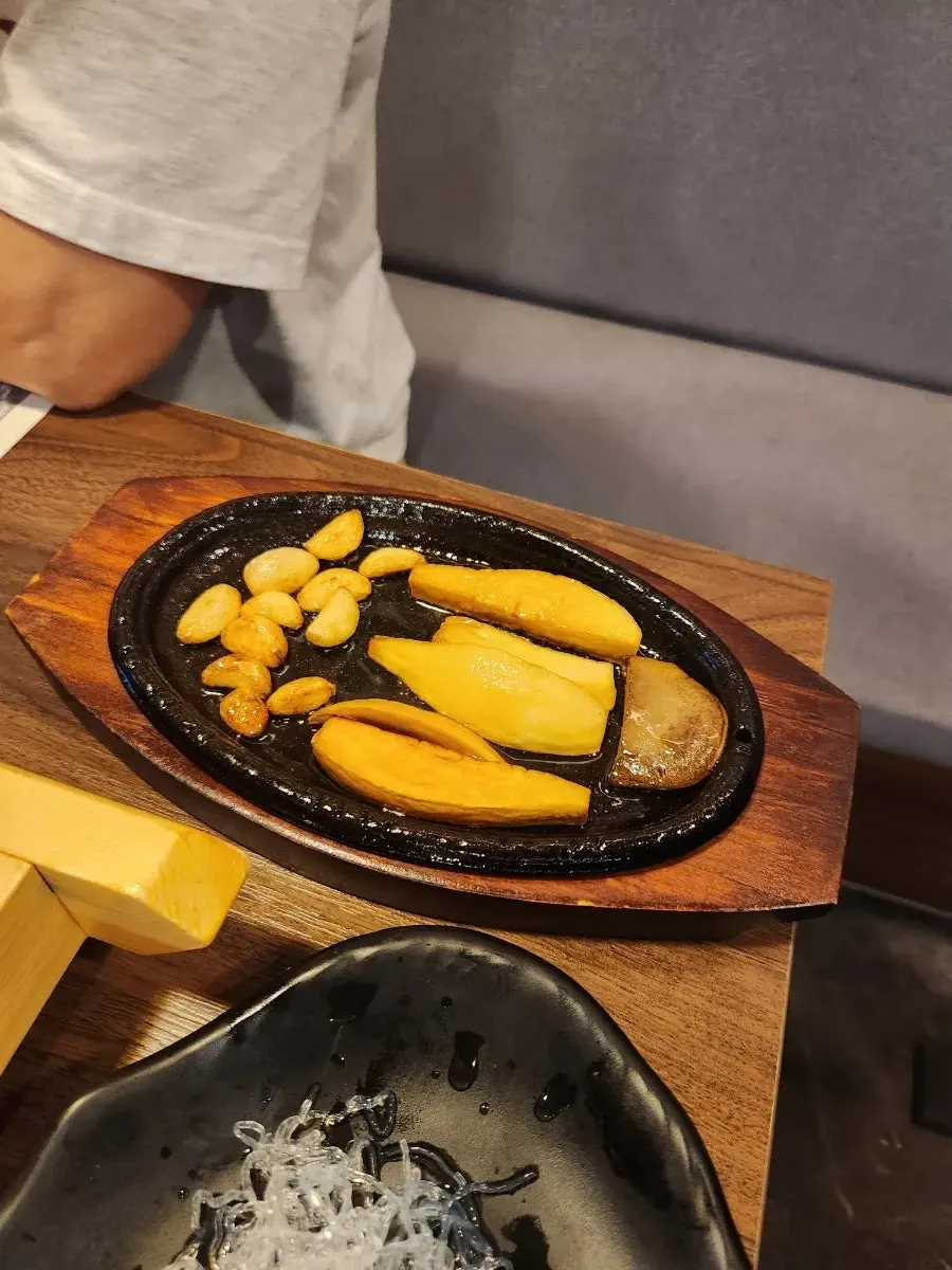 Side dishes of sea squirt and grilled mushrooms