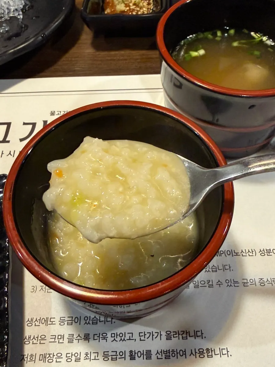 桌上擺放的醬油和醋辣醬