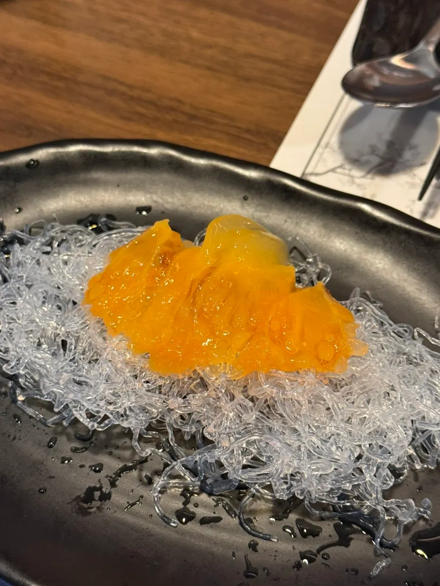 一盤生魚片拌菜