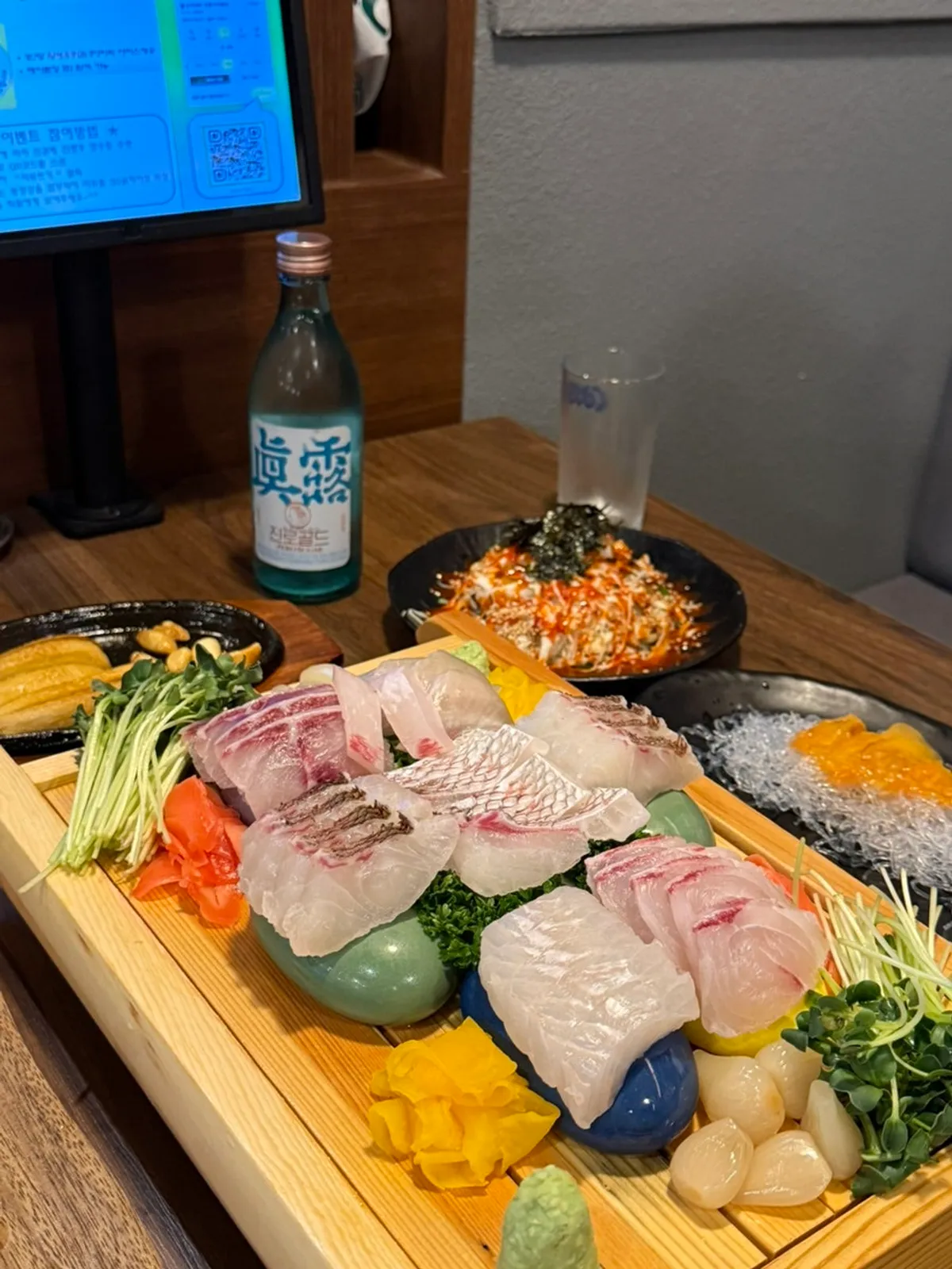 熱騰騰上桌的烤蘑菇與烤蒜