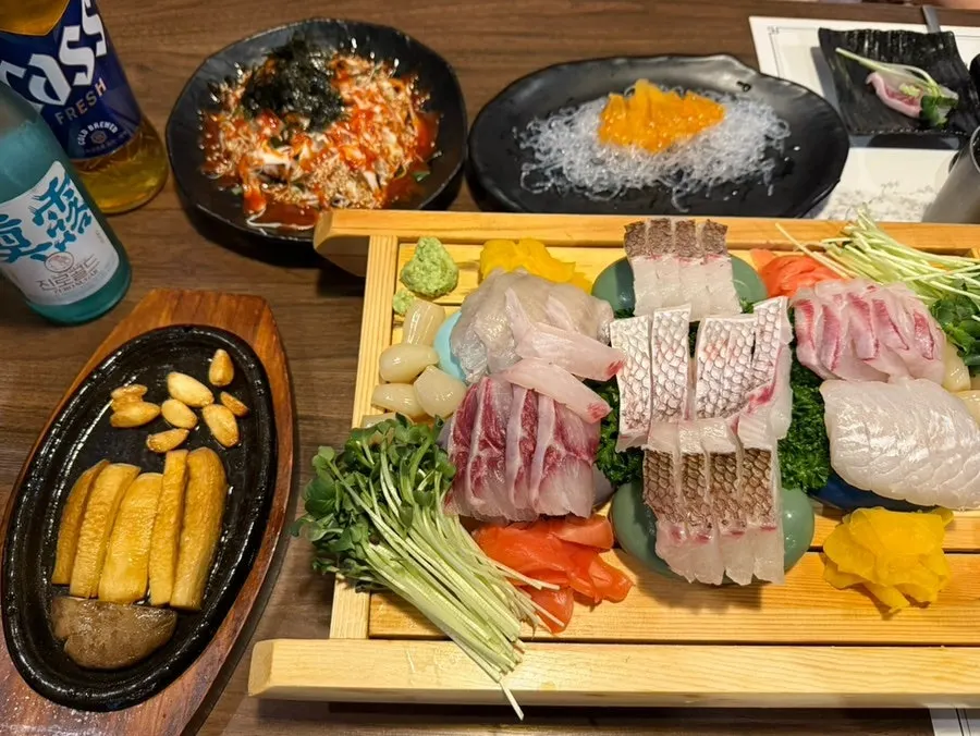 熟成生魚片吃到飽套餐豐盛的一桌