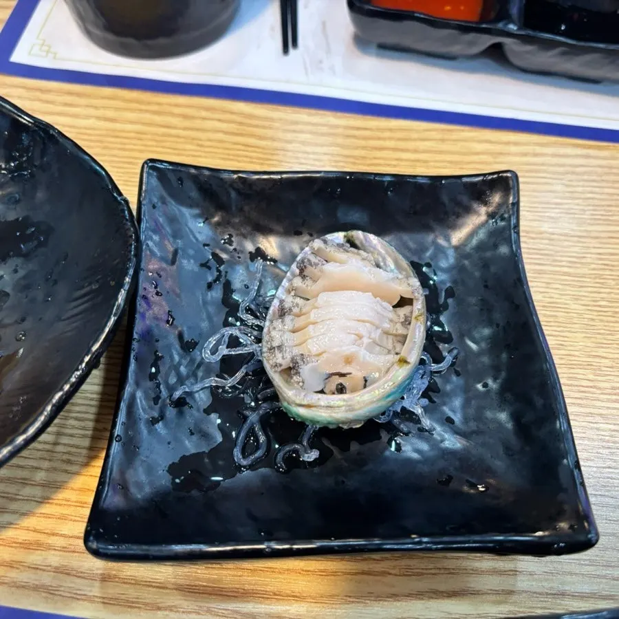 Side dish served while sashimi is being prepared