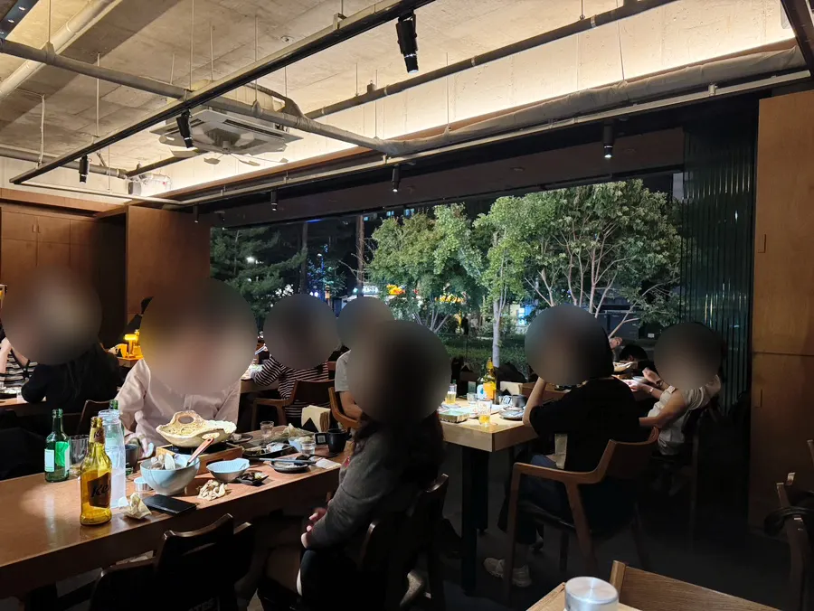 화요일 저녁 손님으로 찬 물고기집 내부