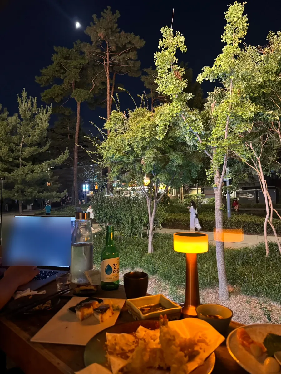밤 시간 물고기집 테라스 자리