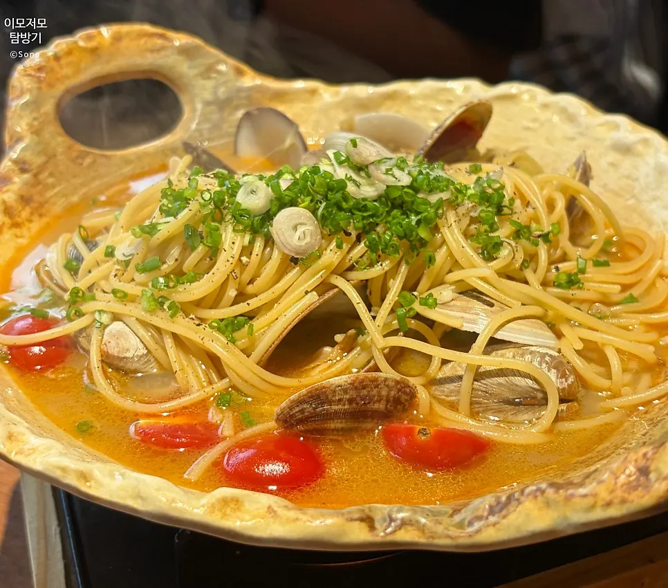 커다란 그릇에 담긴 조개버터술찜