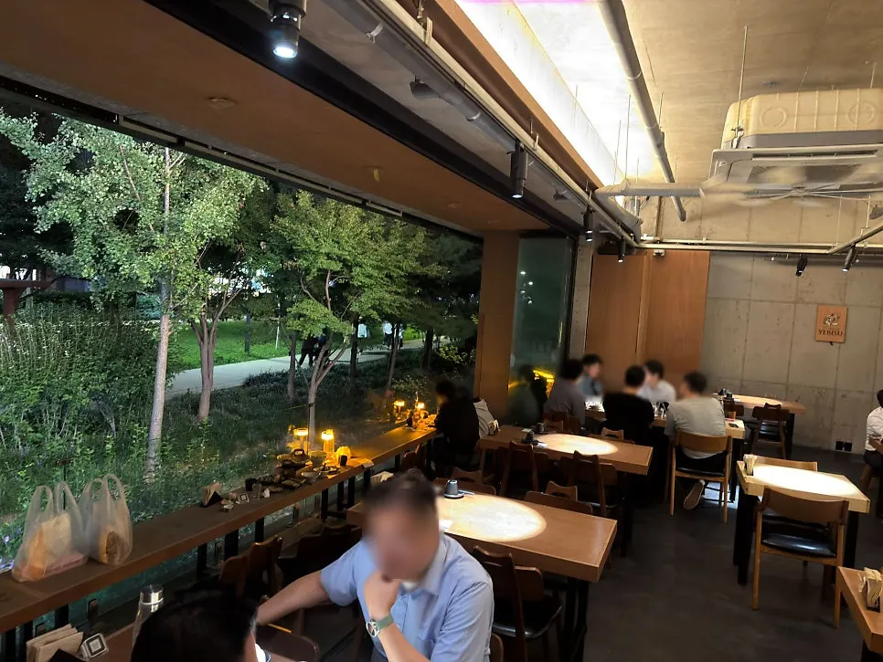 Table seating inside Mulgogijip