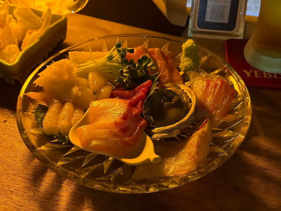 A plate of sashimi moriawase with flounder, amberjack, salmon and more