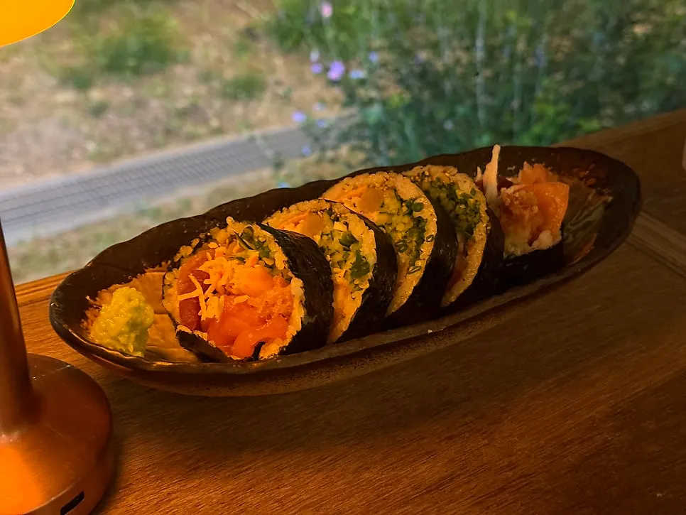 Futomaki filled with tuna and salmon