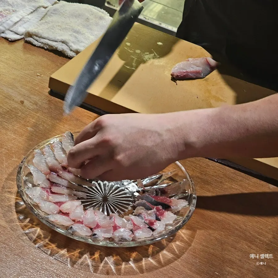 사시미와 고등어봉초밥이 적힌 요리 메뉴