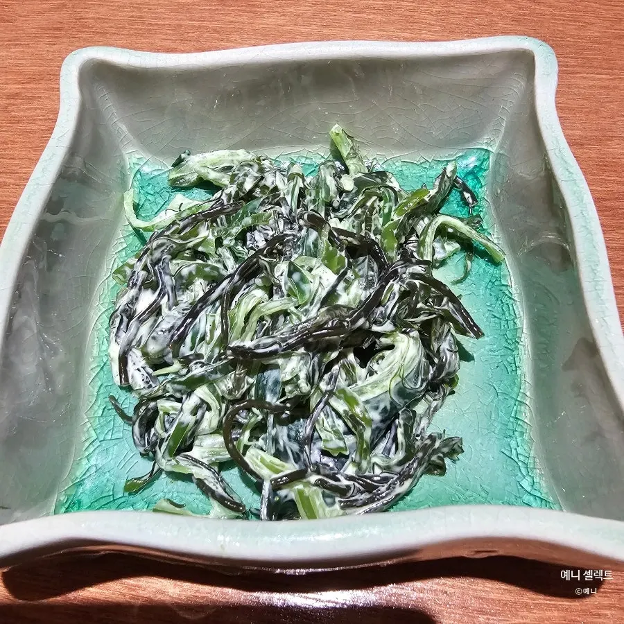 기본 찬으로 나온 미역줄기 무침