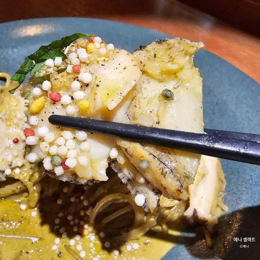 통통한 전복이 올라간 트러플 전복내장 크림파스타