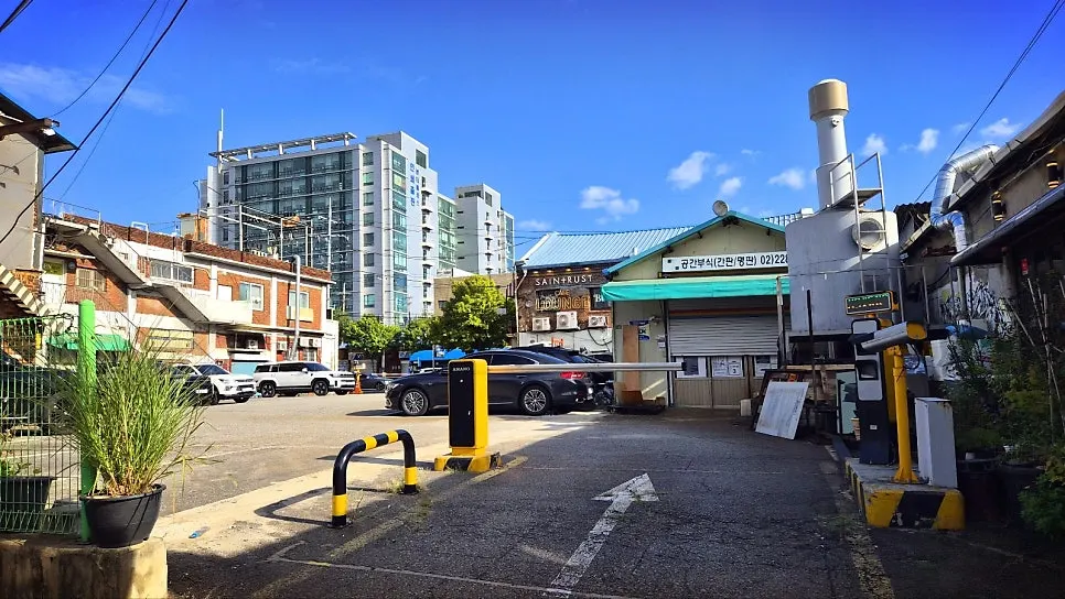 View of the Mullae Changjakchon alley and parking area