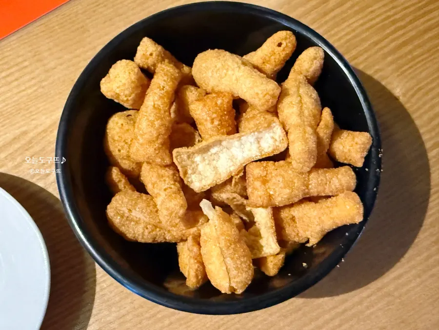 Chicken leg-shaped crackers served as a basic side